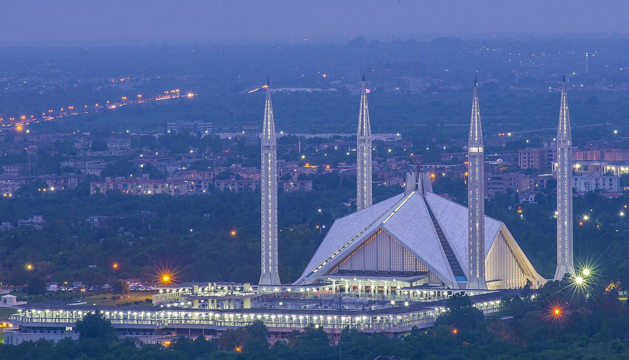 Faisal Mosque in Islamabad with the Margalla Hills